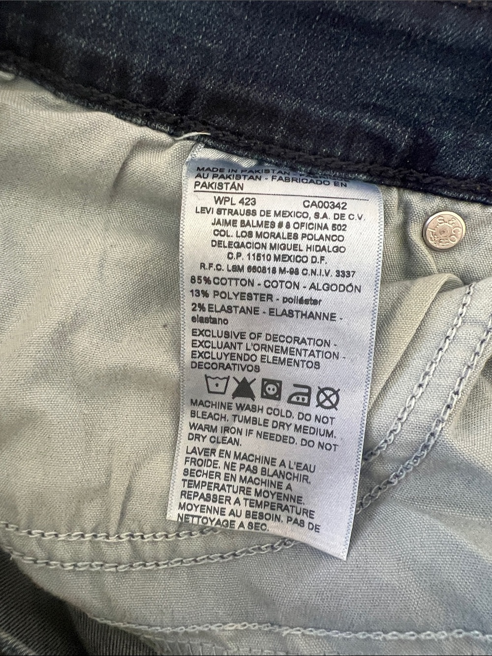 Signature Levi’s Women's Low-Rise Distressed Jeggings in Dark Blue Wash - Picture 6 of 8